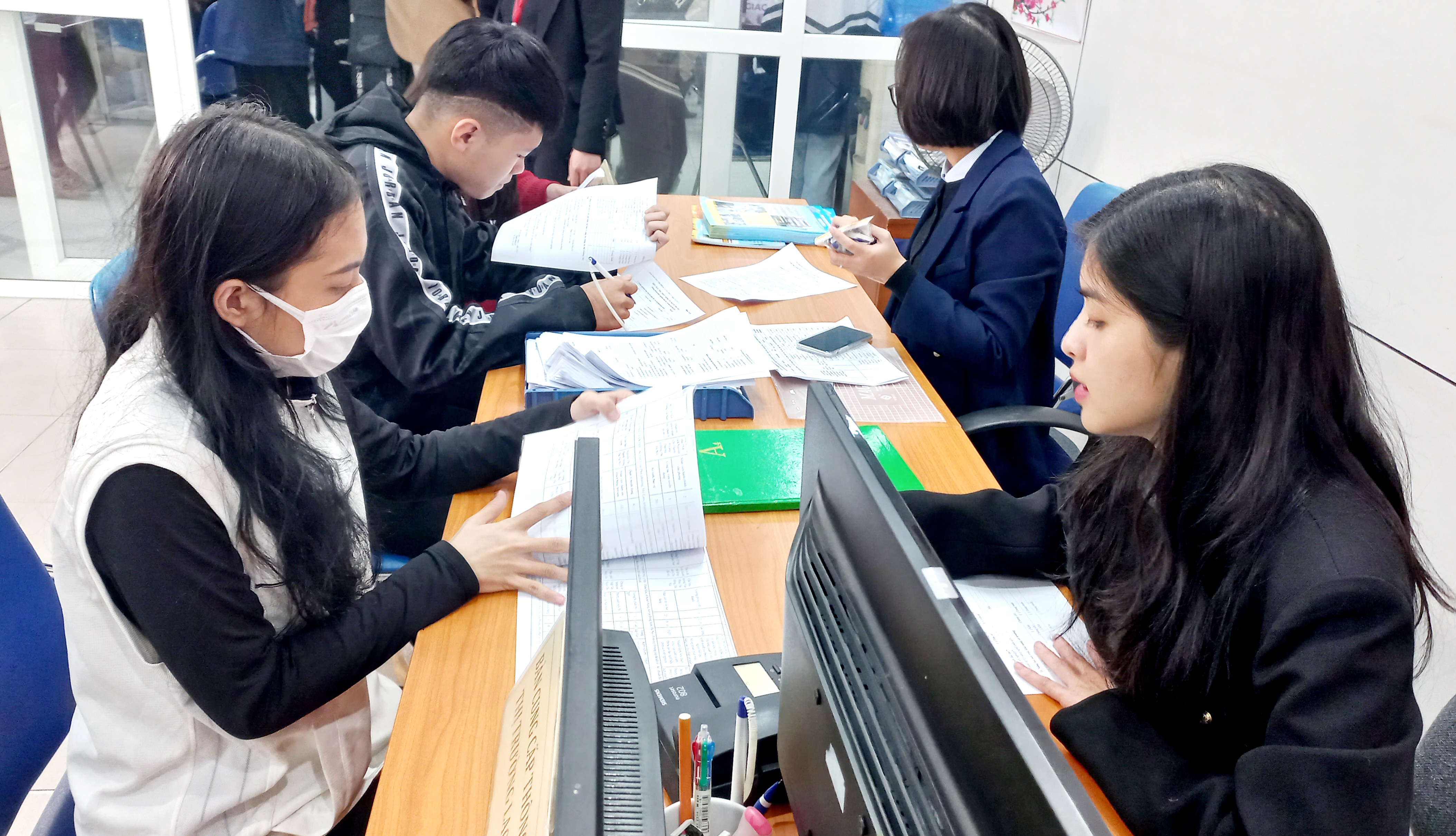 Người lao động đăng ký thông tin tuyển dụng việc làm tại Hà Nội. Ảnh - N.Dương. 
