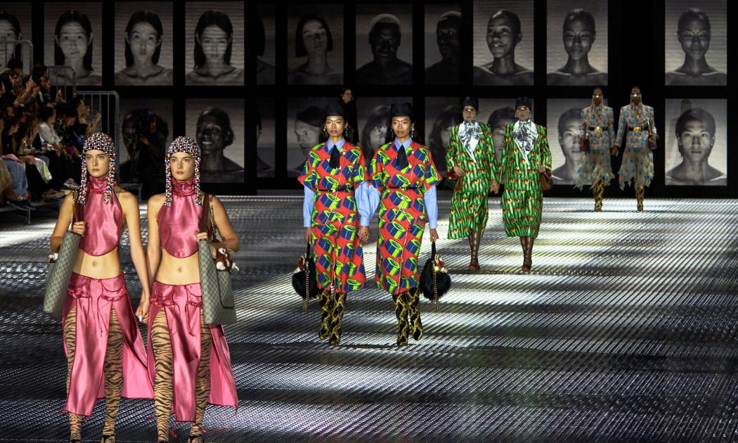 Màn tuần hành của những cặp sinh đôi tại show diễn Gucci Xuân - Hè 2023 thuộc khuôn khổ Tuần lễ thời trang Milan. Ảnh: The New York Times