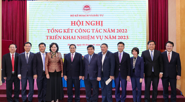 Thủ tướng Phạm Minh Chính, Bộ trưởng Bộ Kế hoạch và Đầu tư Nguyễn Chí Dũng chụp ảnh lưu niệm với các lãnh đạo ngành tham dự Hội nghị.