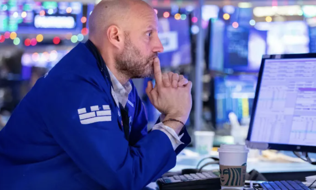 Một nhà giao dịch cổ phiếu trên sàn NYSE ở New York ngày 3/1 - Ảnh: NYSE.