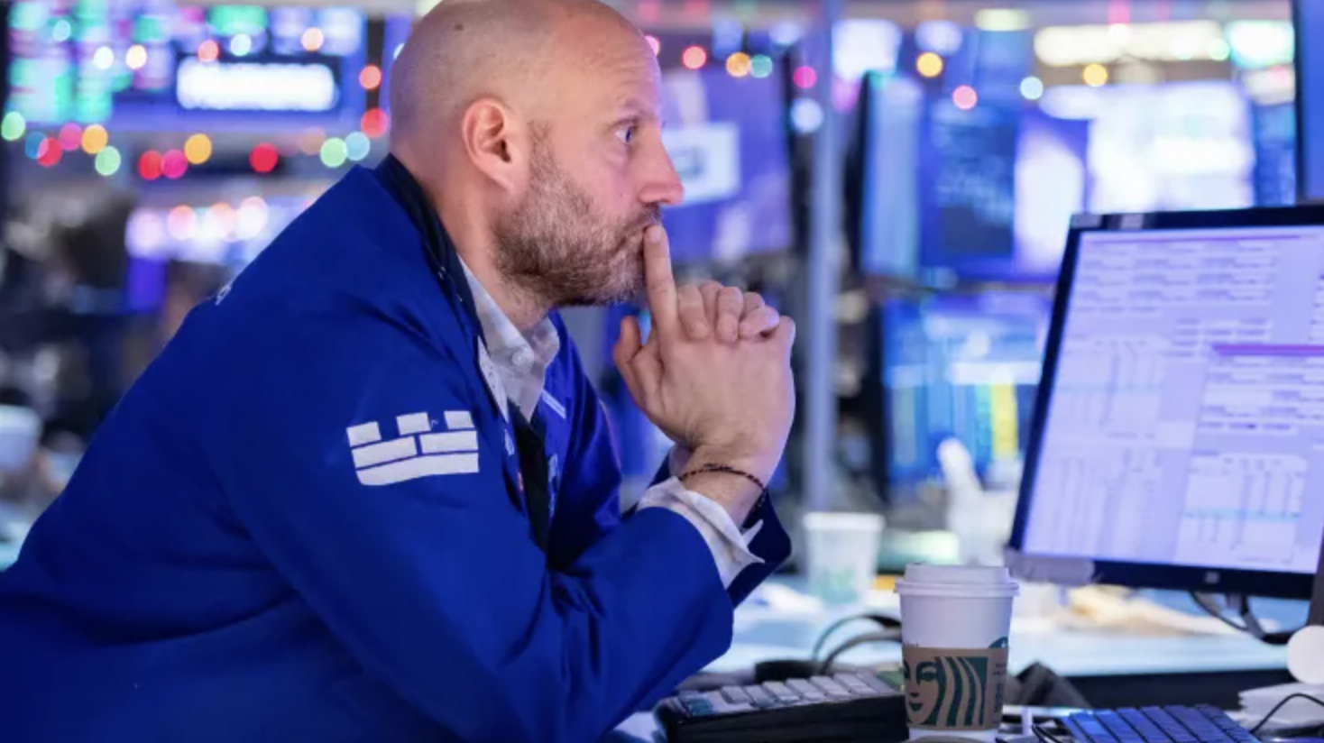 Một nhà giao dịch cổ phiếu trên sàn NYSE ở New York ngày 3/1 - Ảnh: NYSE.