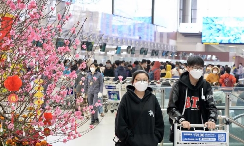 Liên tục tăng tải, vé máy bay Tết vẫn khan hiếm, giá leo cao ngất ngưởng