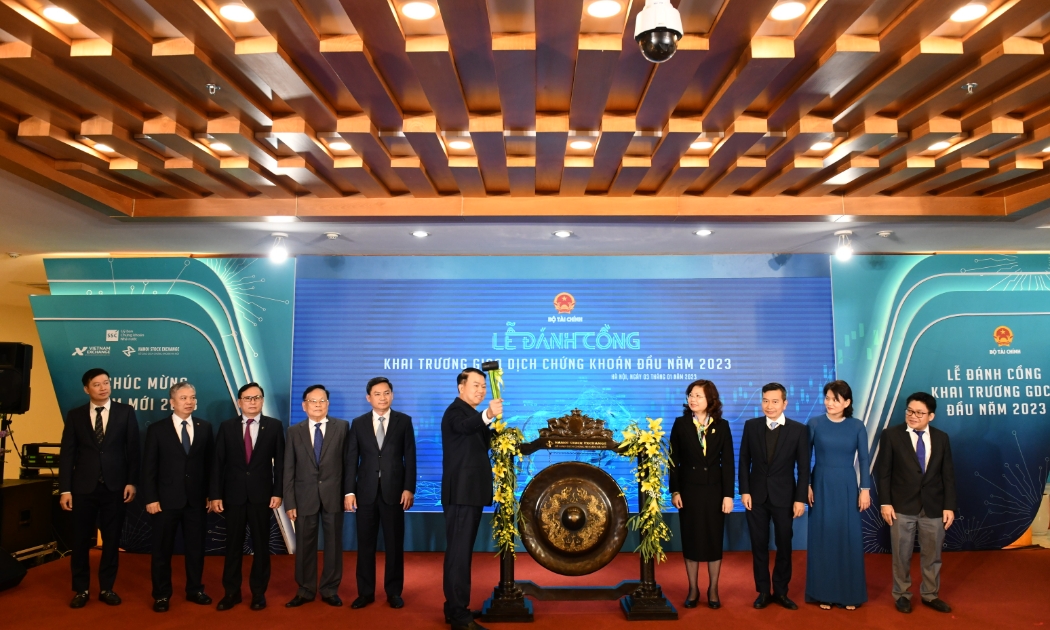 Lãnh đạo Bộ Tài chính đánh cồng khai trương giao dịch chứng khoán đầu năm 2023