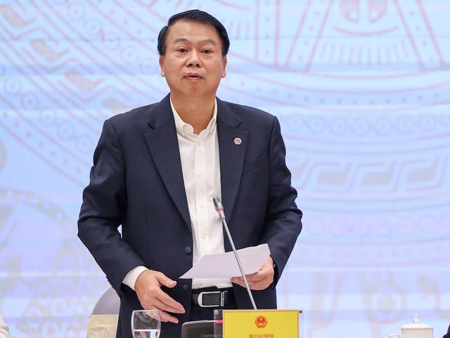 Deputy Minister of Finance Nguyen Duc Chi speaking at the press briefing. Photo: VnEconomy