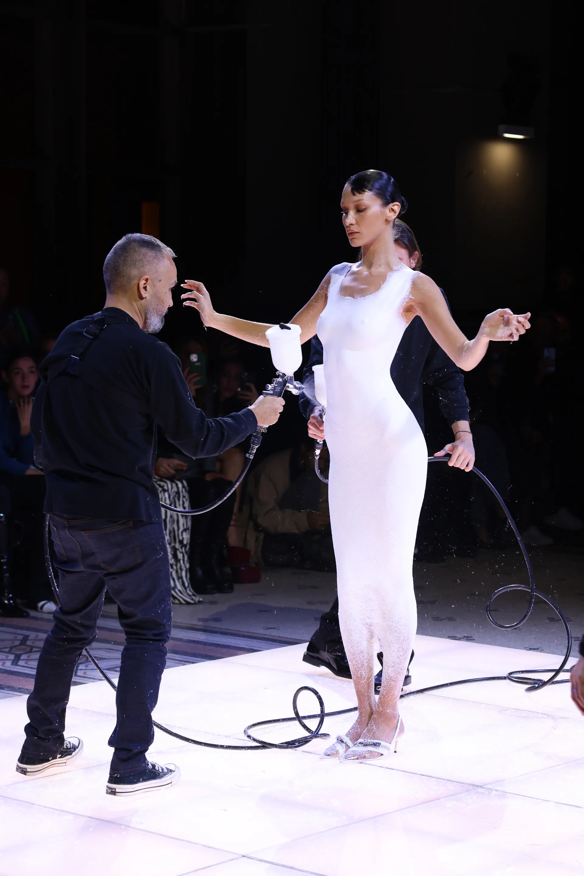 Chiếc váy Coperni phun sơn lên người Bella Hadid được xem là màn trình diễn mang tính biểu tượng nhất trong năm 2022.