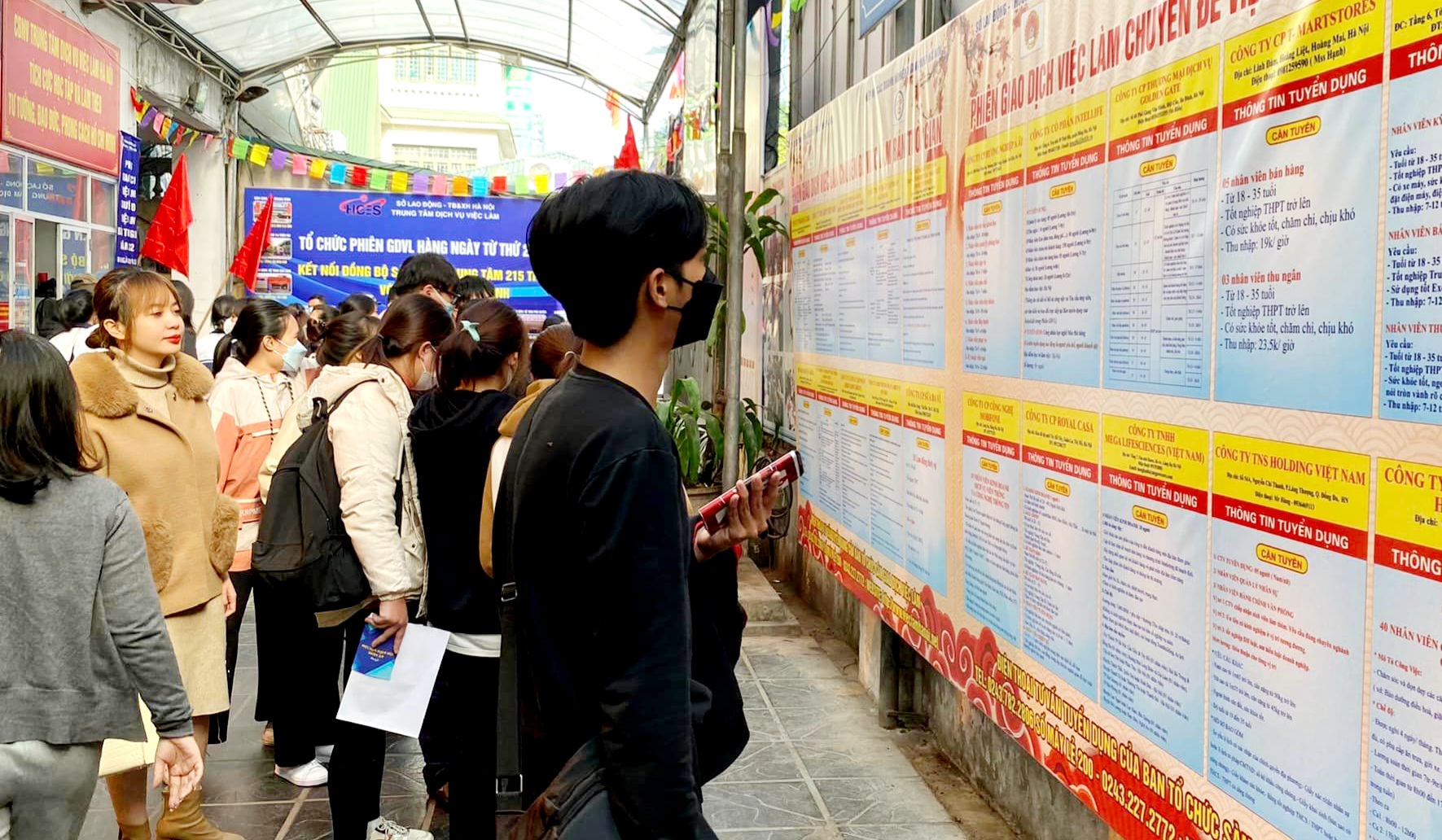 C&aacute;c vị tr&iacute; việc l&agrave;m thời vụ Tết được nhiều lao động t&igrave;m kiếm. Ảnh - N.Dương.&nbsp;