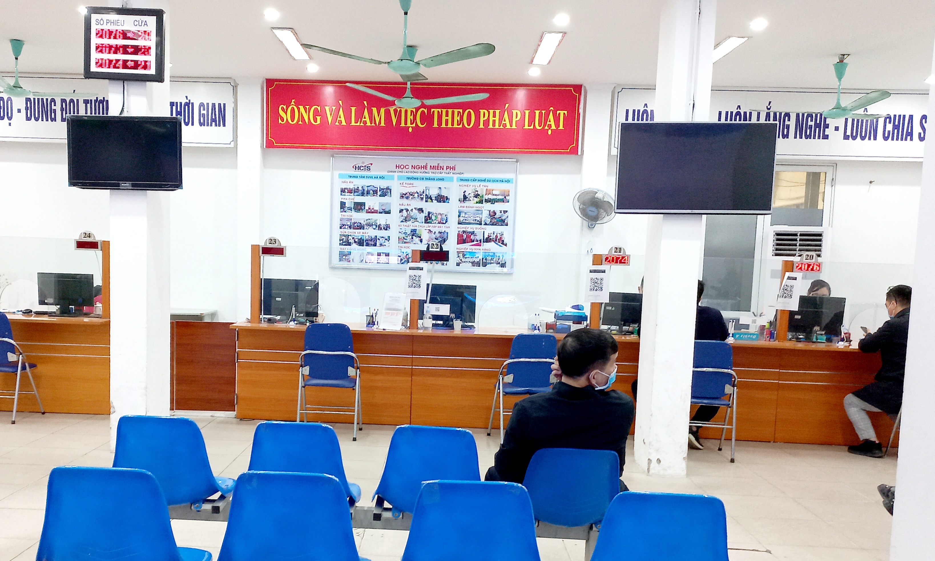 Khu vực giải quyết chế độ bảo hiểm thất nghiệp tại Trung tâm Dịch vụ việc làm Hà Nội. Ảnh - N.Dương. 