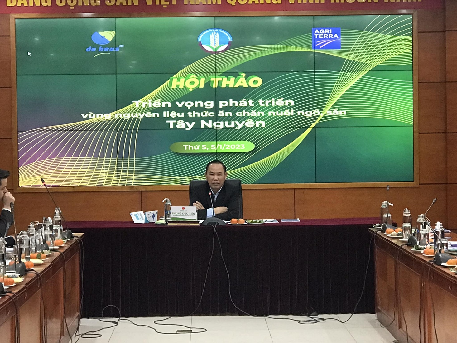 Thứ trưởng Bộ N&ocirc;ng nghiệp v&agrave; Ph&aacute;t triển n&ocirc;ng Ph&ugrave;ng Đức Tiến chủ tr&igrave; hội thảo.