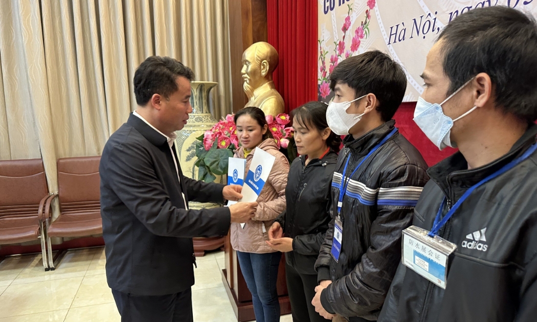 Tổng Giám đốc Bảo hiểm xã hội Việt Nam Nguyễn Thế Mạnh trao quà cho các bệnh nhân có hoàn cảnh khó khăn. Ảnh - Bảo hiểm xã hội Việt Nam. 