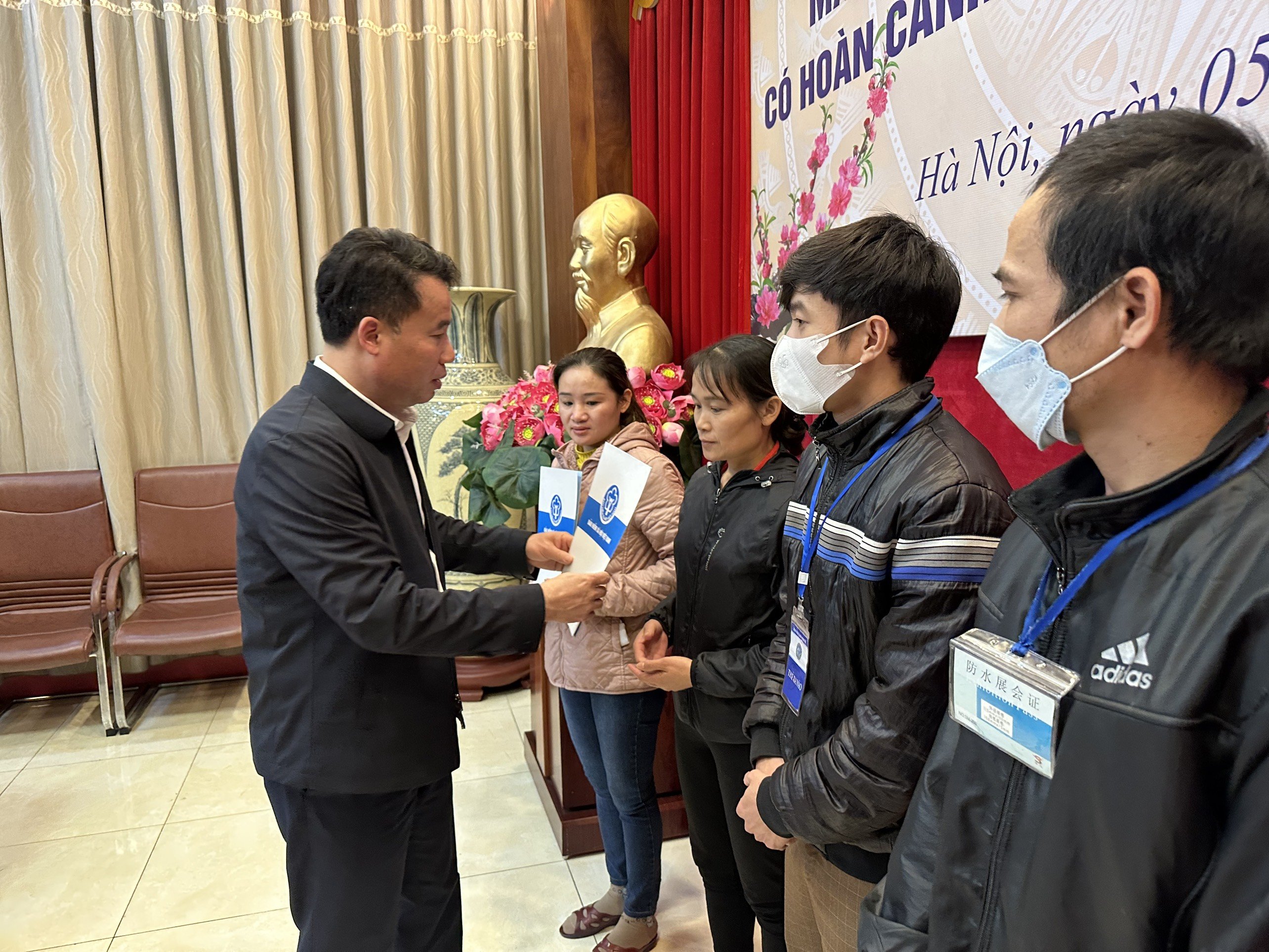 Tổng Giám đốc Bảo hiểm xã hội Việt Nam Nguyễn Thế Mạnh trao quà cho các bệnh nhân có hoàn cảnh khó khăn. Ảnh - Bảo hiểm xã hội Việt Nam. 