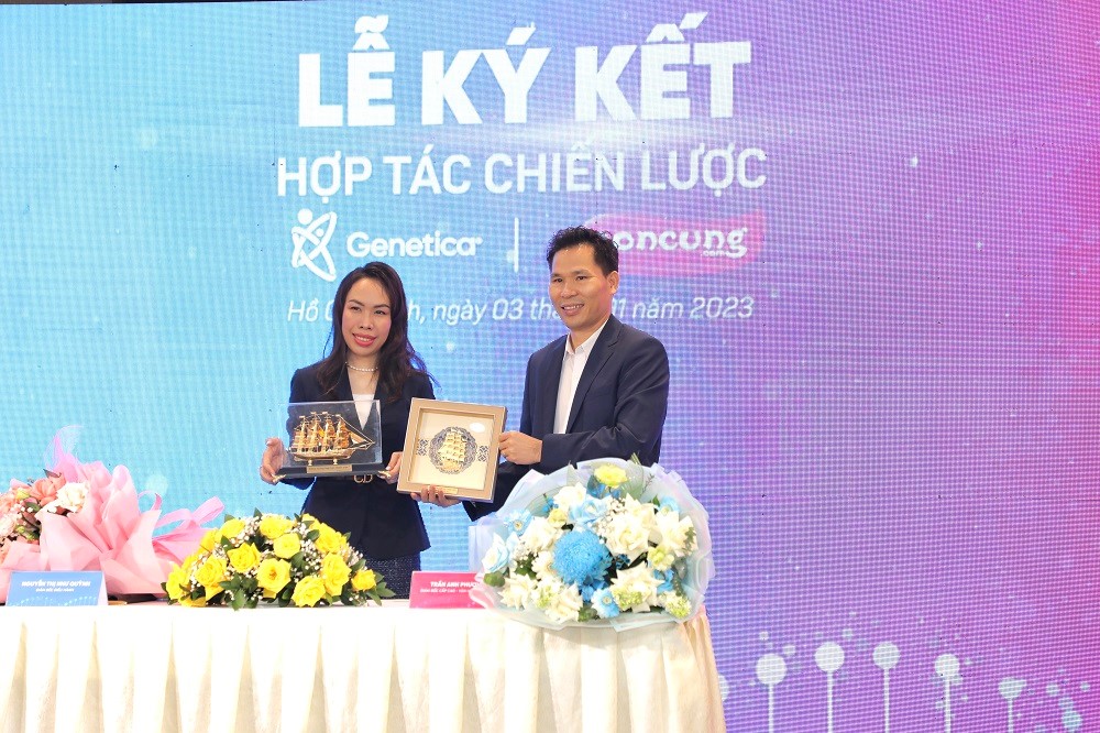 Bà Nguyễn Thị Như Quỳnh và ông Trần Anh Phượng Giám đốc cấp cao - vận hành siêu thị Con Cưng.