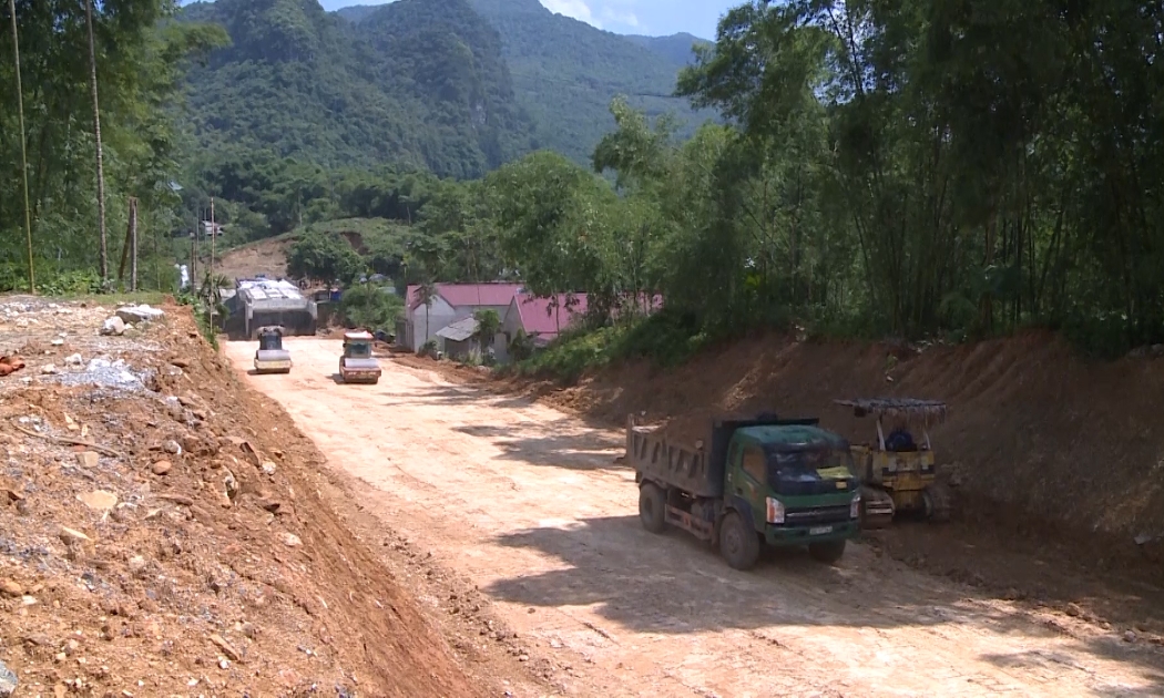 Quá trình thi công đoạn tuyến Quốc lộ 15A từ Km53 - Km98+750 gây nứt nhà dân.