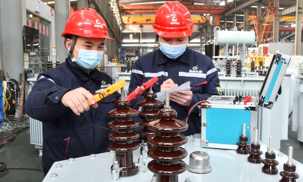 Công nhân kiểm tra máy biến áp tại nhà máy của Công ty TNHH Thiết bị điện Hebei Gaojing trong một khu công nghiệp ở Hàm Đan, tỉnh Hà Bắc, Trung Quốc, ngày 3 tháng 1 năm 2023 - Ảnh: Getty Images