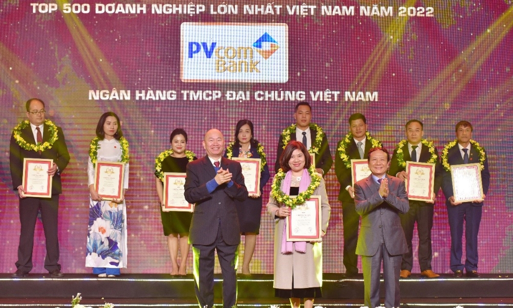 Bà Nguyễn Thị Nga, Giám đốc Ngân hàng số PVcomBank nhận chứng nhận Top 500 Doanh nghiệp lớn nhất Việt Nam năm 2022.