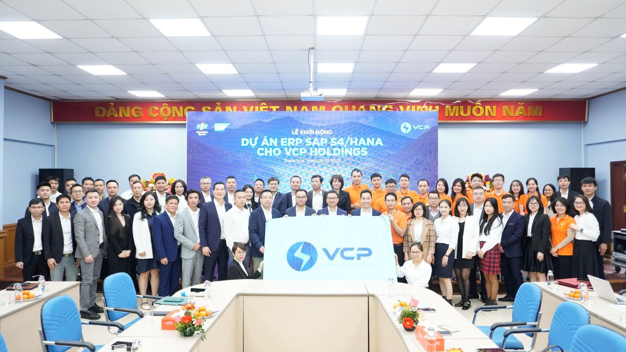 Đội dự &aacute;n VCP Holdings v&agrave; FPT IS tại buổi lễ.