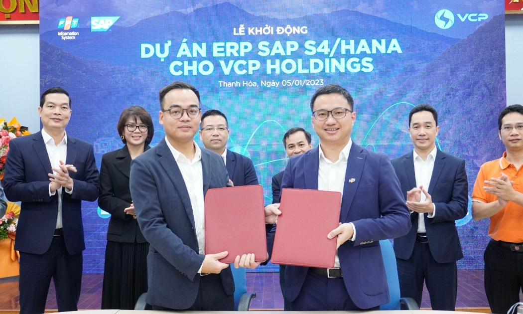 Đại diện VCP Holdings và FPT IS ký cam kết triển khai dự án.