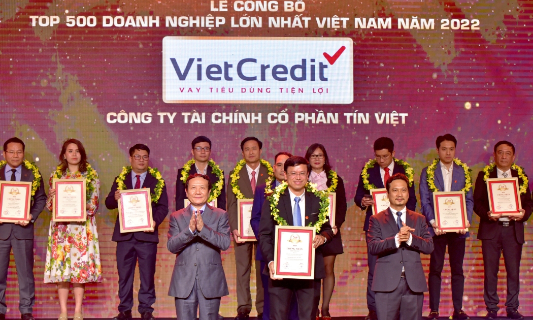 Đại diện VietCredit (hàng trên) nhận giải thưởng top 500 Doanh nghiệp lớn nhất Việt Nam 2022.