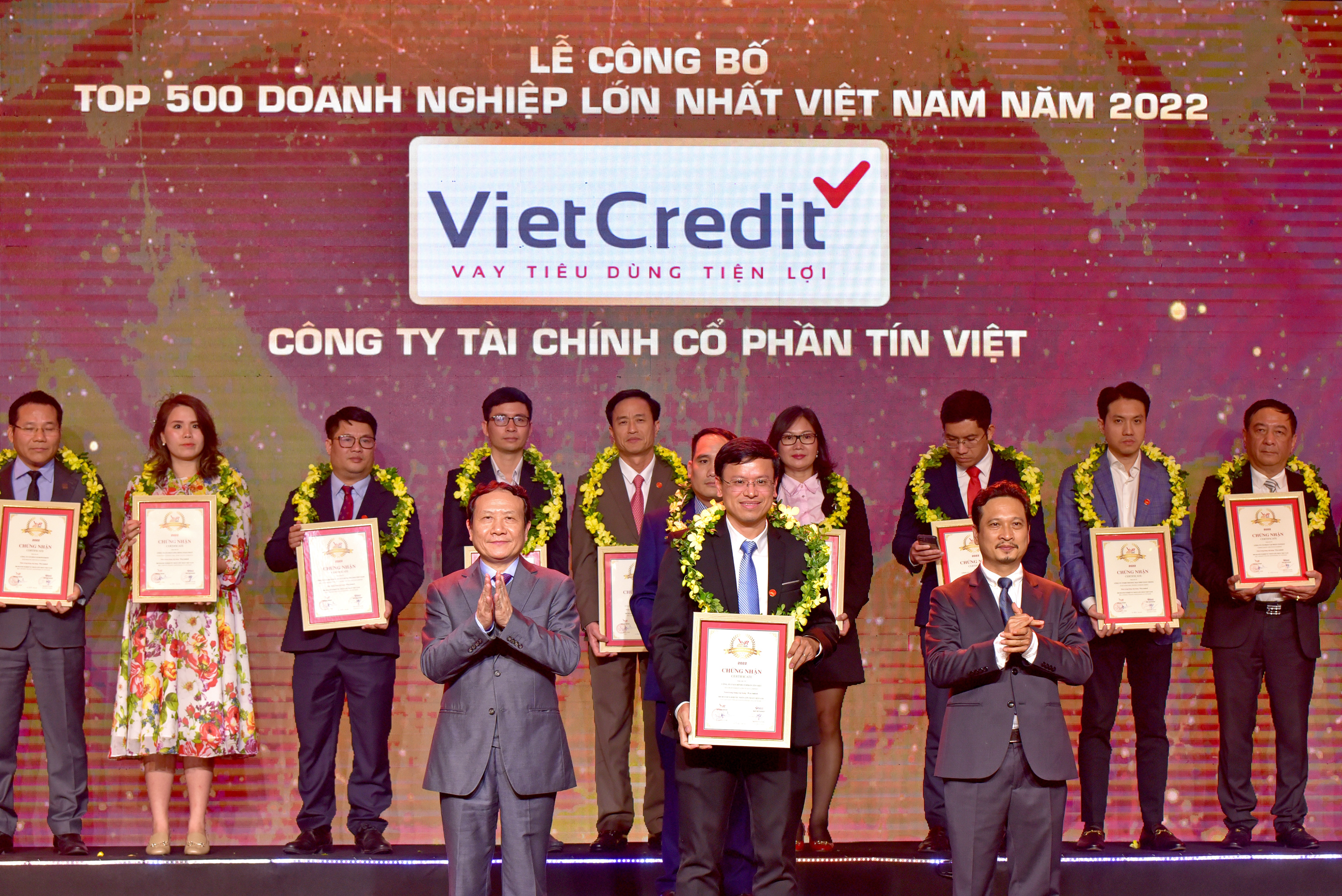 Đại diện VietCredit (hàng trên) nhận giải thưởng top 500 Doanh nghiệp lớn nhất Việt Nam 2022.