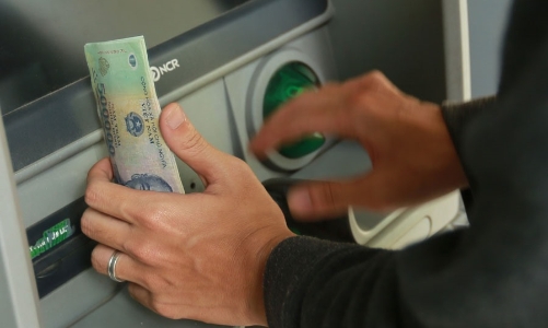 Năm 2022, tỷ lệ rút tiền mặt qua ATM giảm một nửa so với năm trước