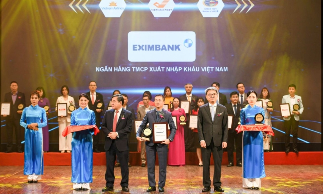 Đại diện Eximbank nhận cúp và chứng nhận Nhãn hiệu nổi tiếng - Nhãn hiệu cạnh tranh Việt Nam năm 2022.