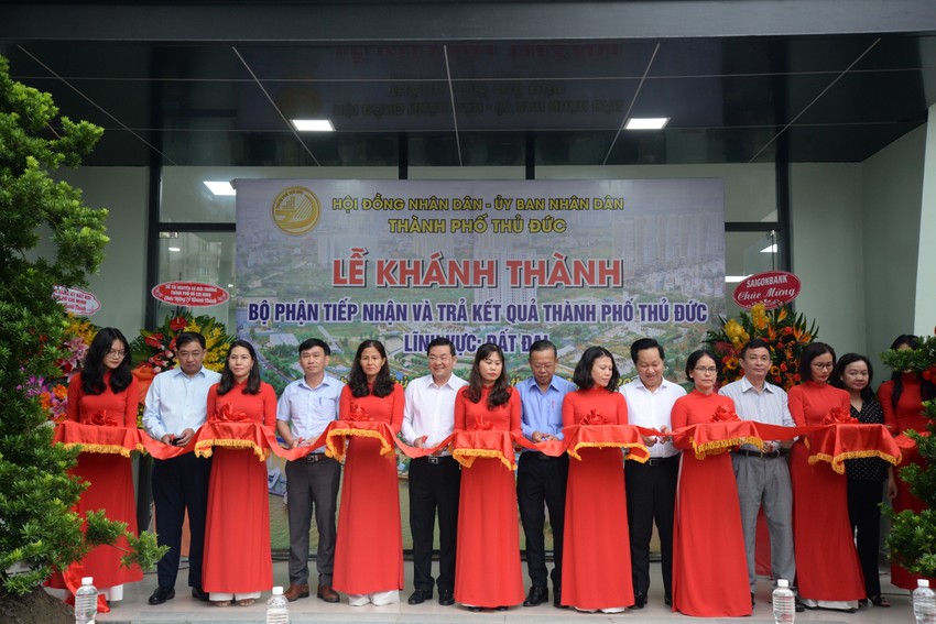 Đại biểu cắt băng khánh thành bộ phận - Ảnh: PC.