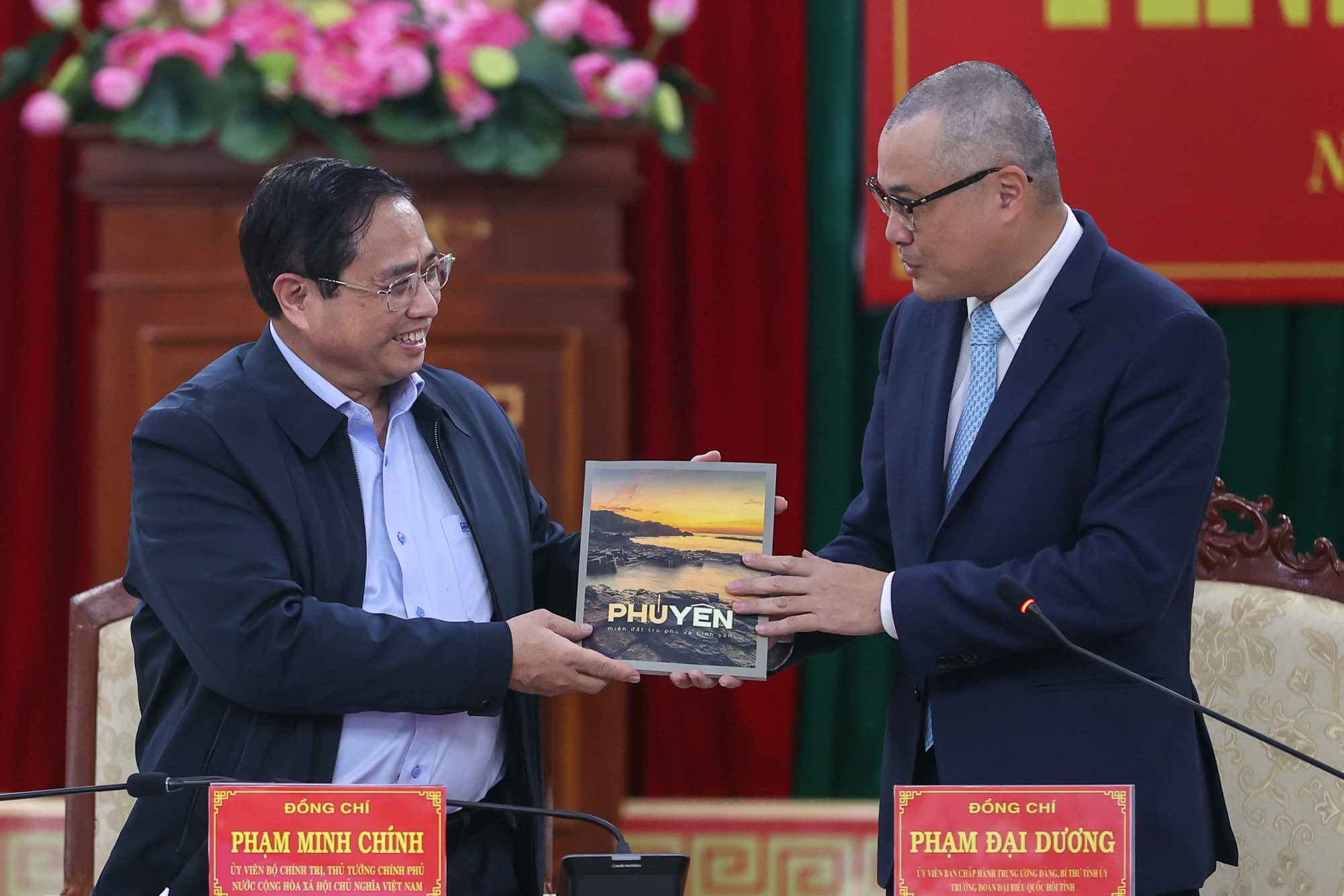 Bí thư Tỉnh uỷ Phú Yên Phạm Đại Dương tặng Thủ tướng cuốn sách giới thiệu về tiềm năng lợi thế của tỉnh - Ảnh: VGP