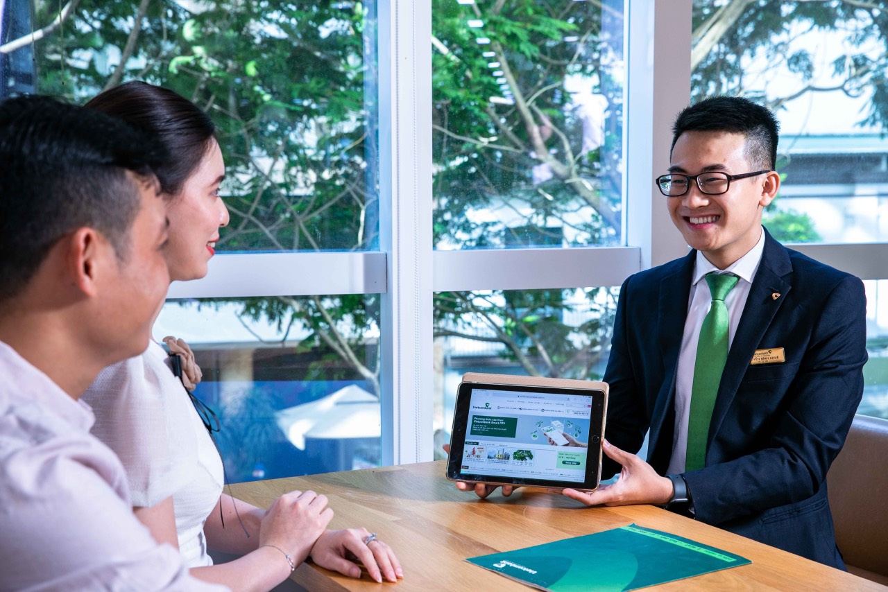 Th&aacute;ng 11 v&agrave; 12/2022, ng&acirc;n h&agrave;ng giảm đồng loạt 1% l&atilde;i suất cho kh&aacute;ch h&agrave;ng, tạo hiệu ứng lan toả ở nhiều ng&acirc;n h&agrave;ng. Ảnh: Hải Anh