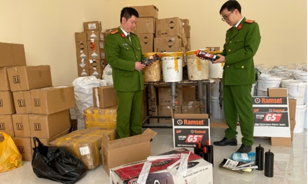 Phòng Cảnh sát kinh tế kiểm tra kho hàng của Lương Biên Cương. Ảnh: Công an TP Hà Nội.