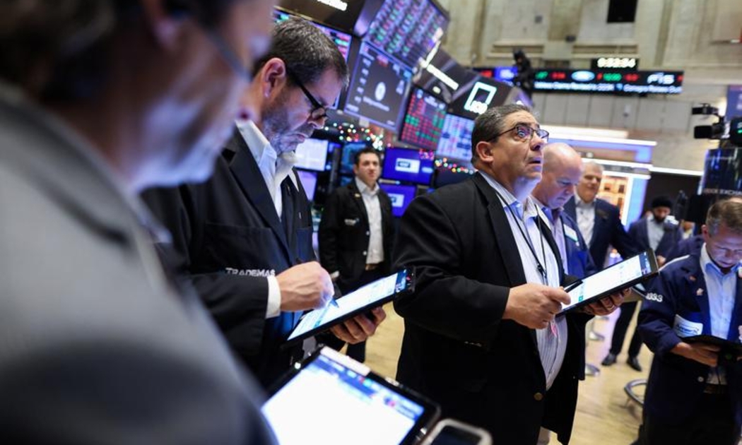 Các nhà giao dịch cổ phiếu trên sàn NYSE ở New York, Mỹ - Ảnh: Reuters.