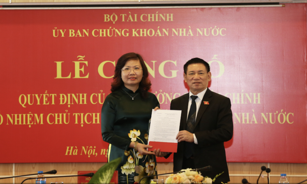 Bộ trưởng Bộ Tài chính Hồ Đức Phớc (bên trái) trao quyết định bổ nhiệm Chủ tịch Ủy ban Chứng khoán Nhà nước đối với bà Vũ Thị Chân Phương.
