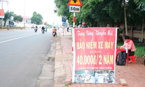 Cử tri băn khoăn về bảo hiểm xe máy giá rẻ bán tràn lan