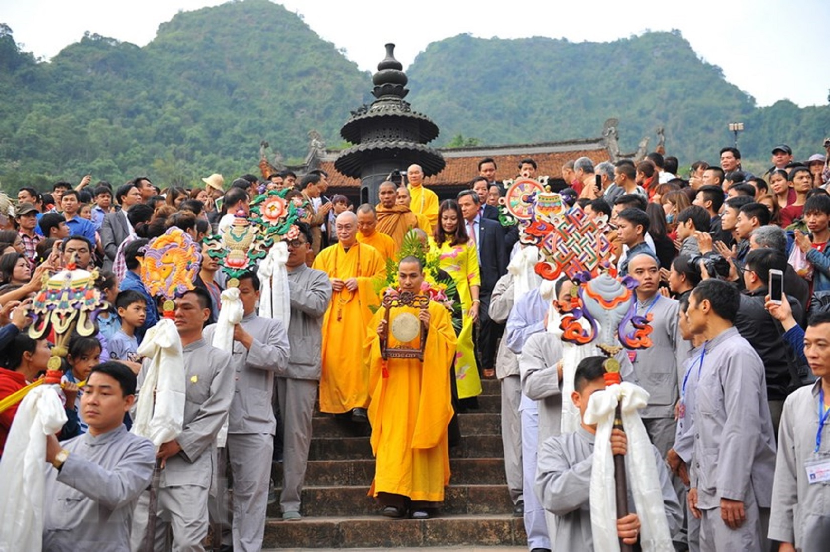 Lễ hội chùa hương kéo dài suốt 3 tháng mùa Xuân.