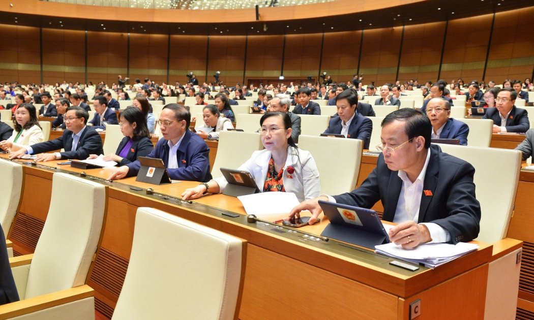 Quốc hội biểu quyết thông qua Nghị quyết. Ảnh - Quochoi.vn.