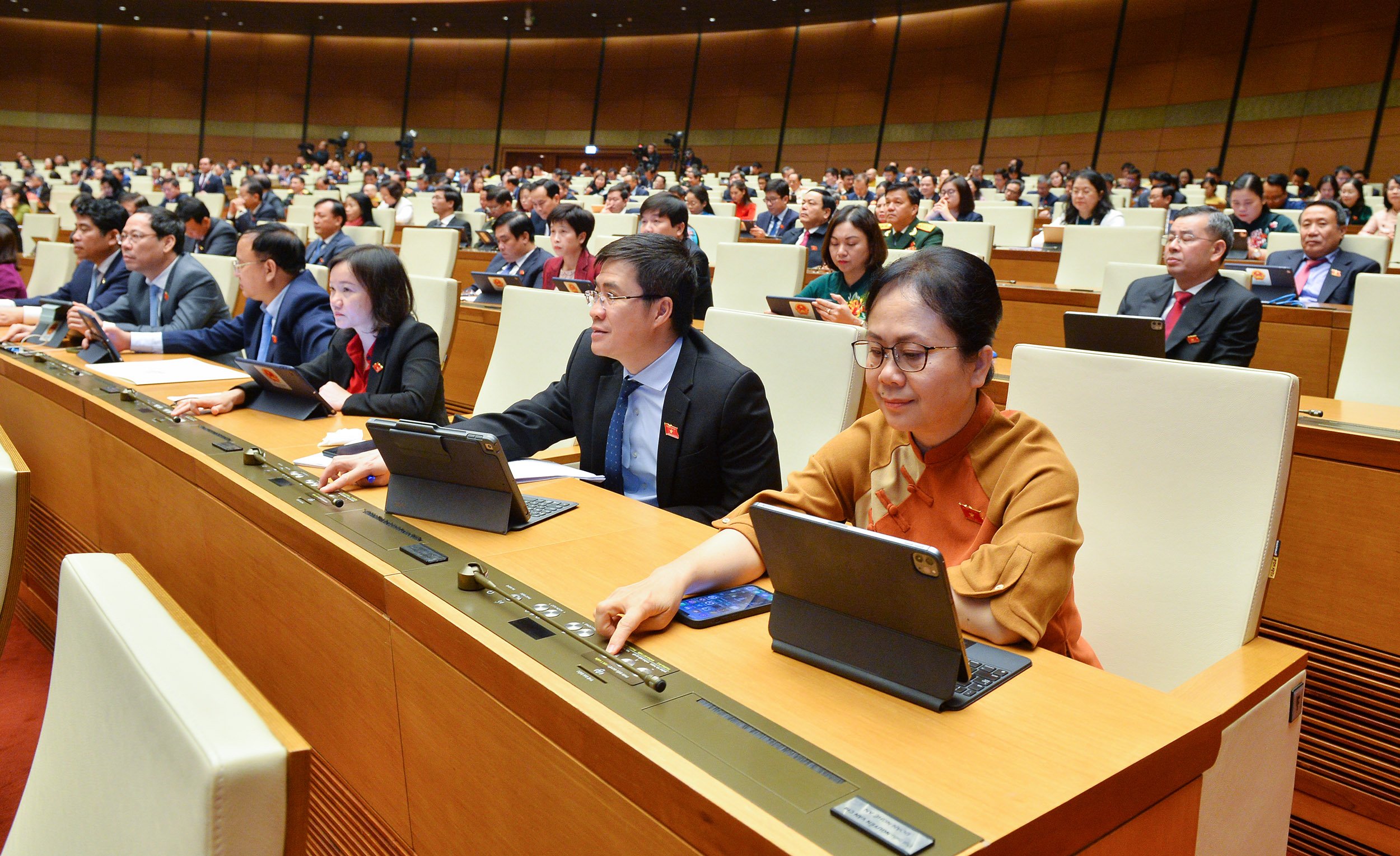 Các đại biểu ấn nút thông qua Nghị quyết