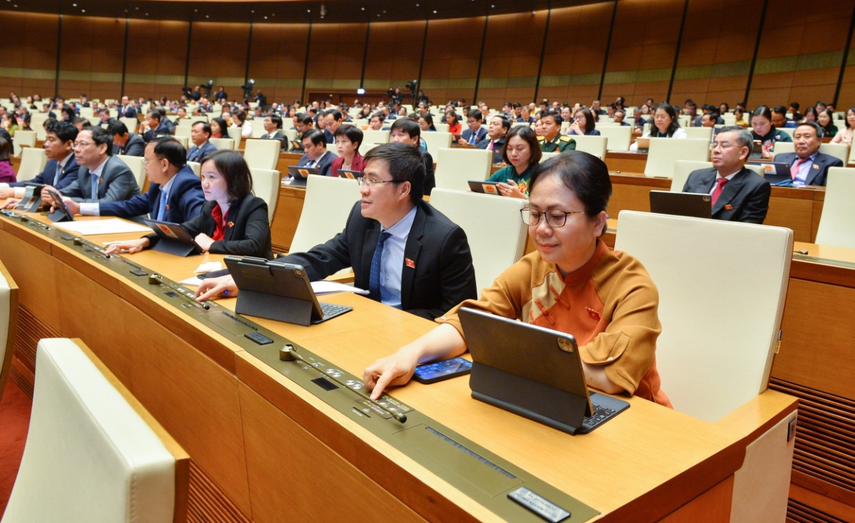 Các đại biểu ấn nút thông qua Nghị quyết