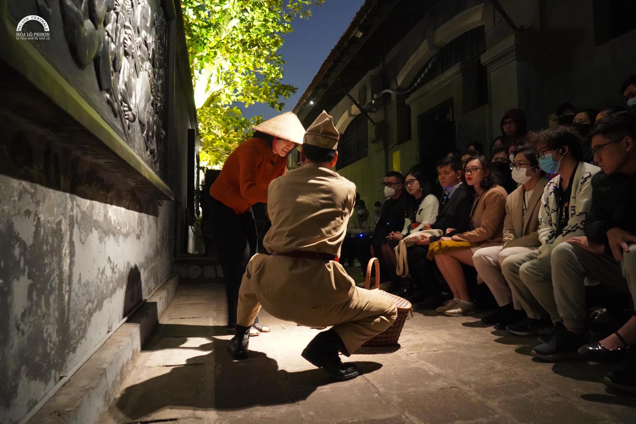 Tour Đ&ecirc;m thi&ecirc;ng li&ecirc;ng tại Nh&agrave; t&ugrave; Hỏa L&ograve; rất thu h&uacute;t giới trẻ trong thời gian gần đ&acirc;y.