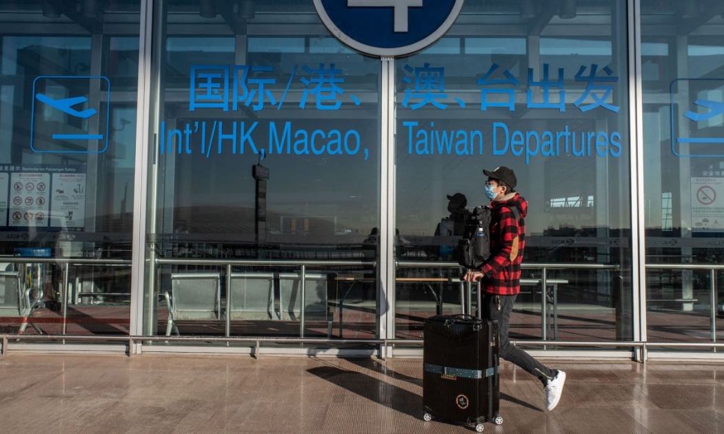 Một hành khách ở sân bay quốc tế Bắc Kinh hôm 30/12 - Ảnh: Bloomberg.