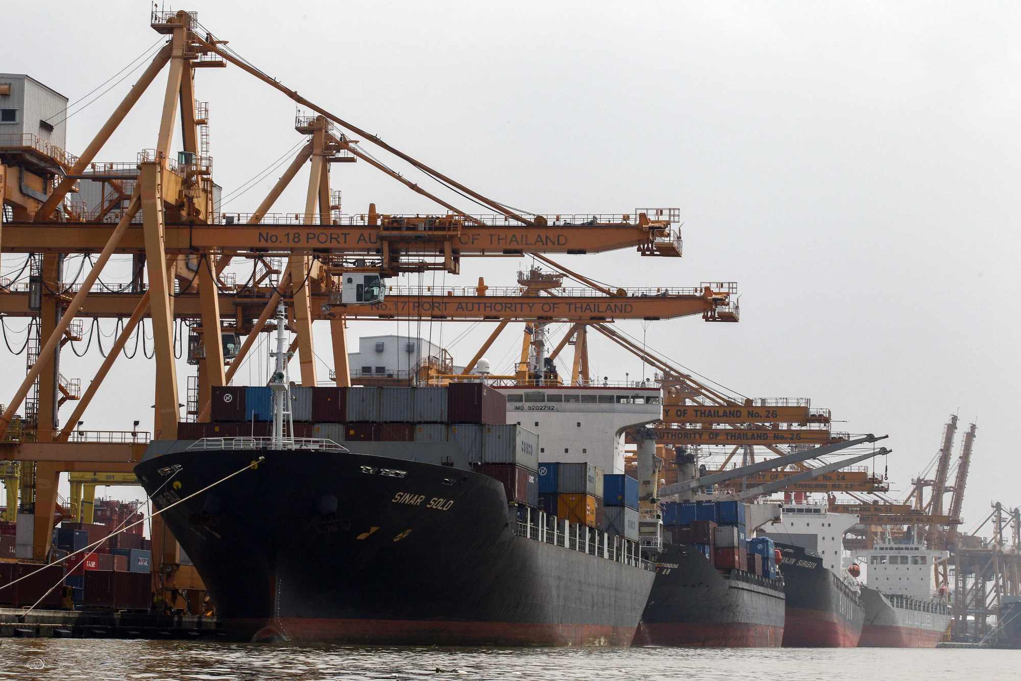 Tàu container tại Bangkok. Thái Lan đang giảm thuế cho doanh nghiệp nước ngoài, nằm trong kế hoạch phát triển Hành lang kinh tế phía Đông - Ảnh: Reuters