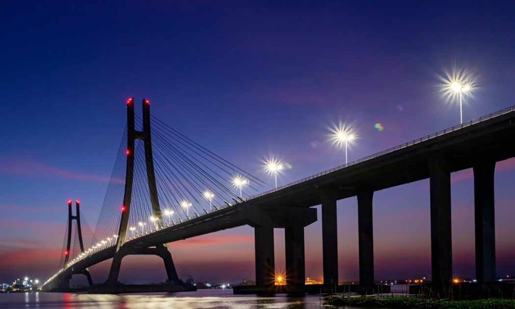 Cầu Phú Mỹ hiện hữu nối Quận 7, với TP.HCM (TP.HCM) đồng thời kết nối và rút ngắn hành trình từ Miền Bắc và Miền Trung đi các tỉnh ĐBSCL qua địa phận TP.HCM.