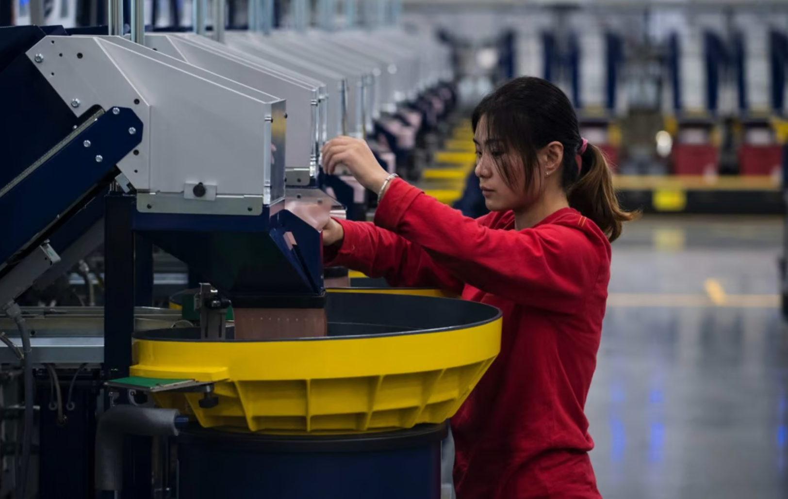 Công nhân kiểm tra dây chuyền sản xuất bao bì tại nhà máy châu Á đầu tiên của Lego ở Gia Hưng, Chiết Giang, Trung Quốc. Hãng đồ chơi khổng lồ Đan Mạch gần đây đã mở một nhà máy mới tại Việt Nam - Ảnh: AP