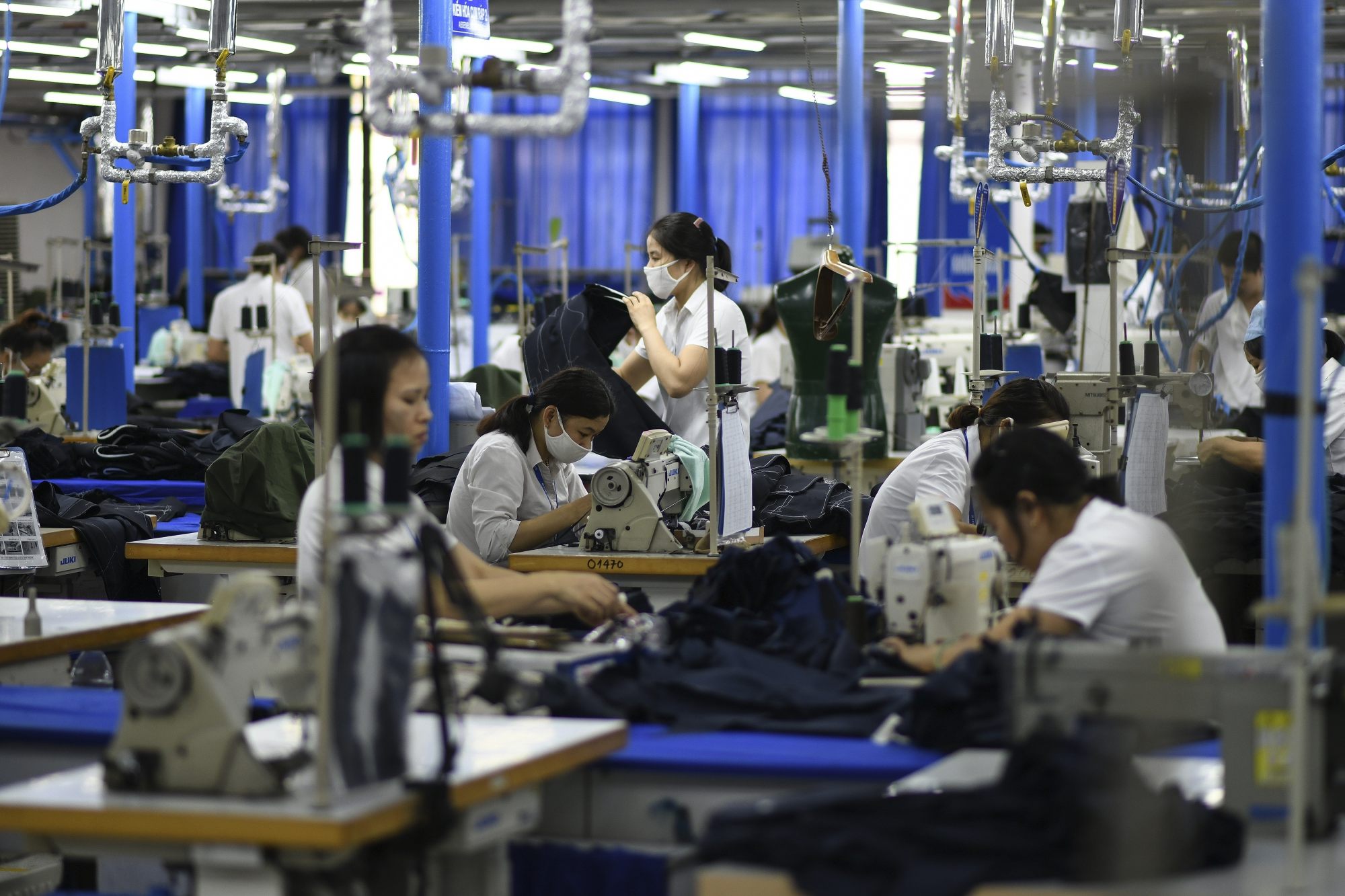 Công nhân tại một cơ sở may mặc ở Hà Nội. Việt Nam là nước xuất khẩu hàng dệt may đứng thứ 2 thế giới sau Trung Quốc - Ảnh: AP