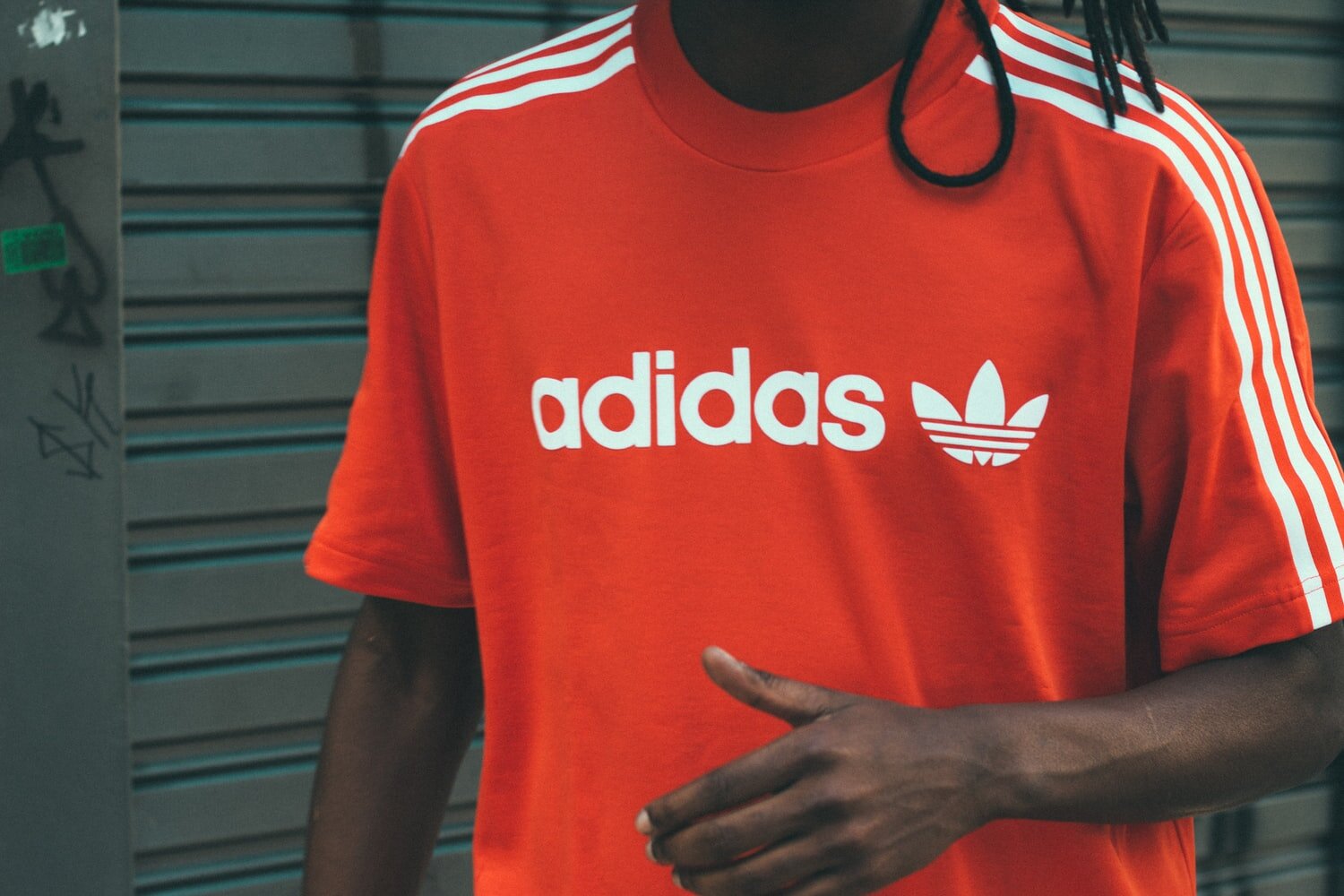 Adidas mong muốn được bảo hộ bản quyền cho ba sọc tương đương song song có chiều rộng bằng nhau được áp dụng cho sản phẩm theo bất kỳ hướng nào.