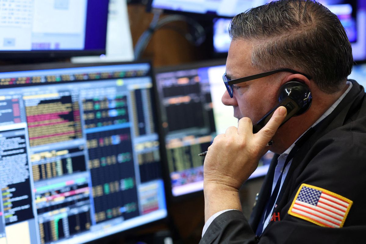 Một nhà giao dịch cổ phiếu trên sàn NYSE ở New York, Mỹ - Ảnh: Reuters.