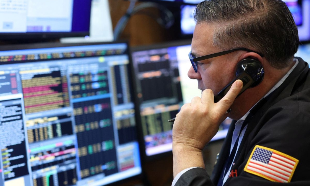 Một nhà giao dịch cổ phiếu trên sàn NYSE ở New York, Mỹ - Ảnh: Reuters.