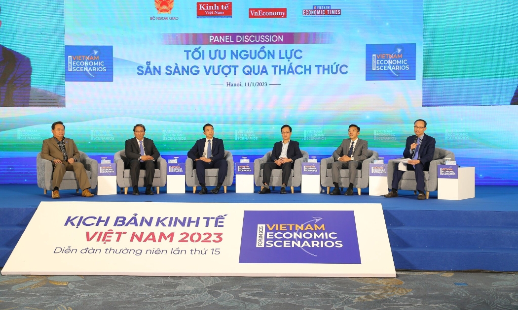 TS. Cấn Văn Lực điều hành phiên thảo luận tại Diễn đàn thường niên lần thứ 15 với chủ đề “Tối ưu nguồn lực, vượt qua thách thức”.