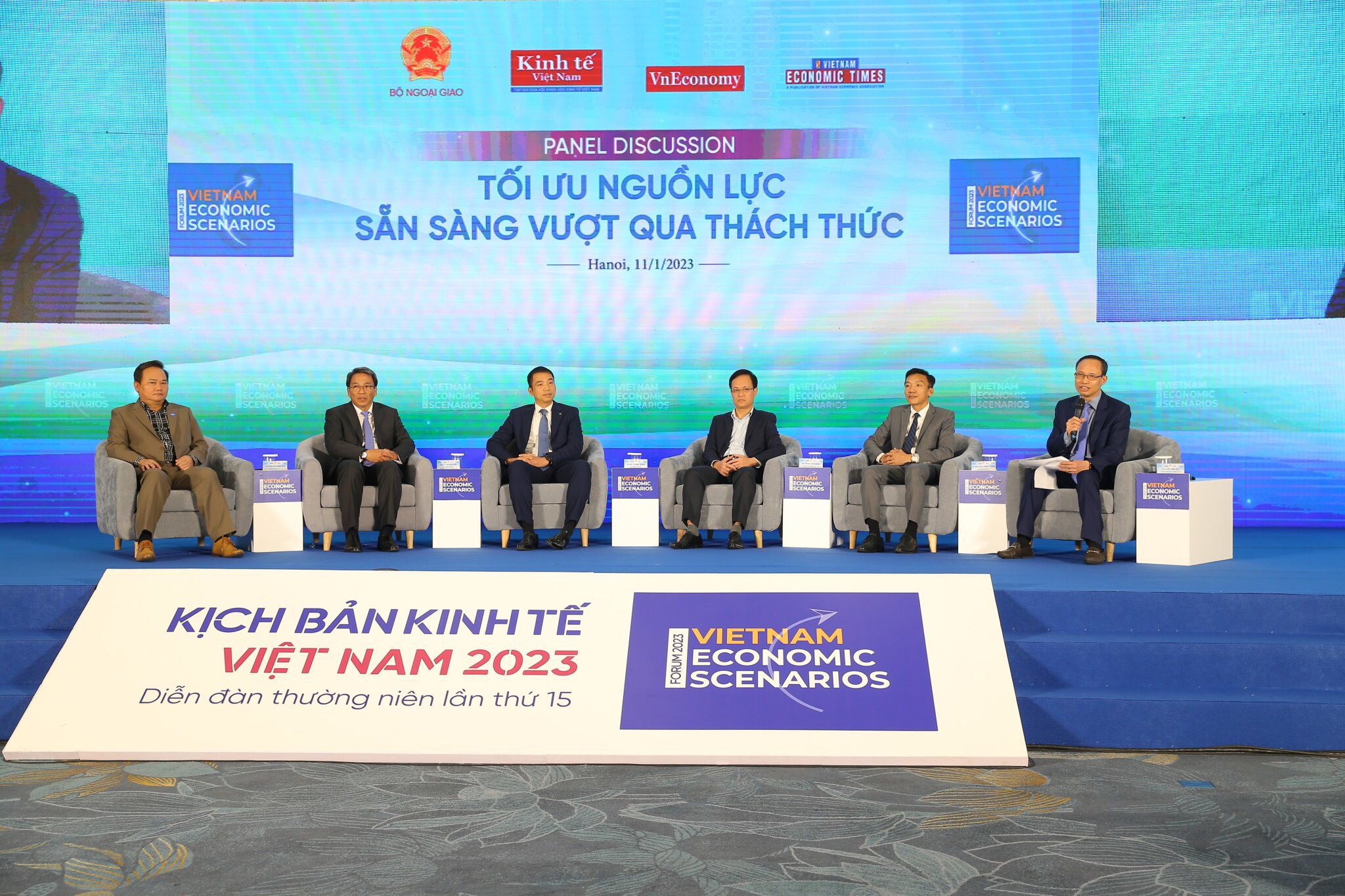 TS. Cấn Văn Lực điều hành phiên thảo luận tại Diễn đàn thường niên lần thứ 15 với chủ đề “Tối ưu nguồn lực, vượt qua thách thức”.