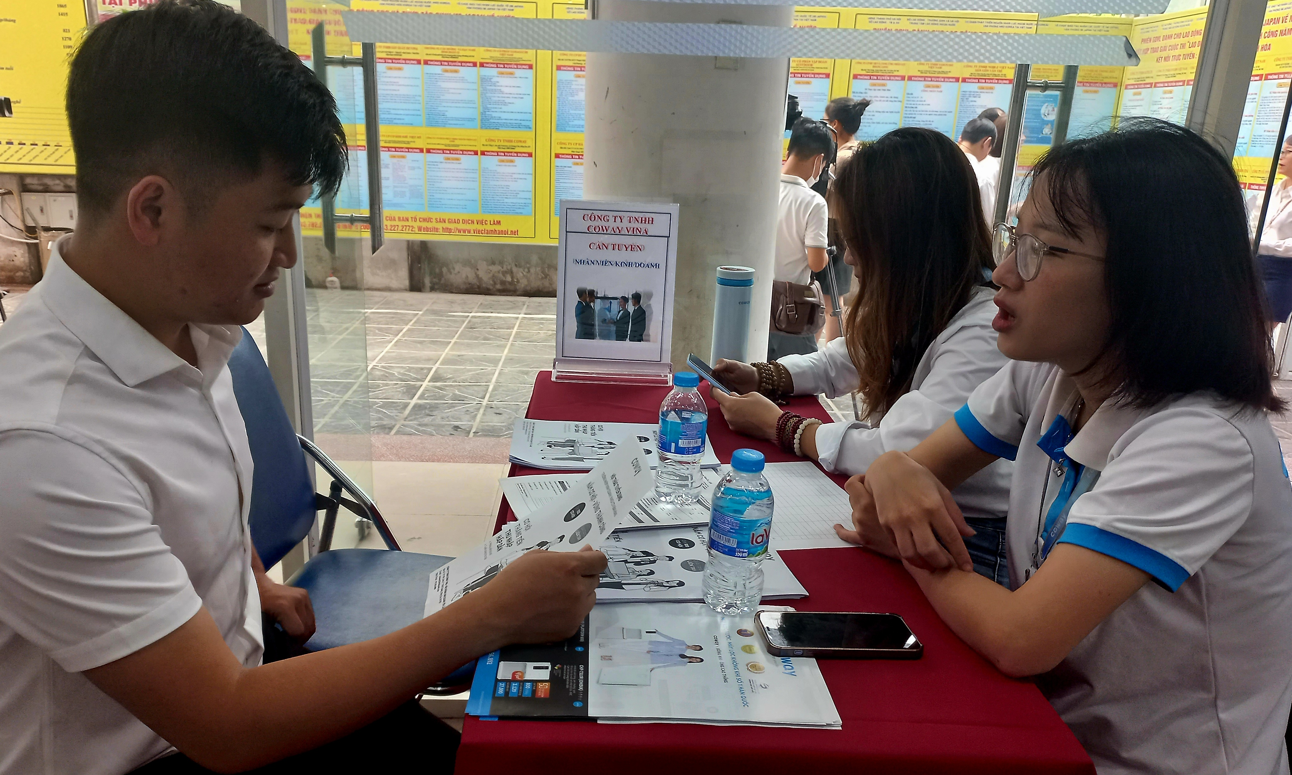 Một phiên giao dịch việc làm kết nối lao động từ Hàn Quốc, Nhật Bản về nước. Ảnh - N.Dương. 