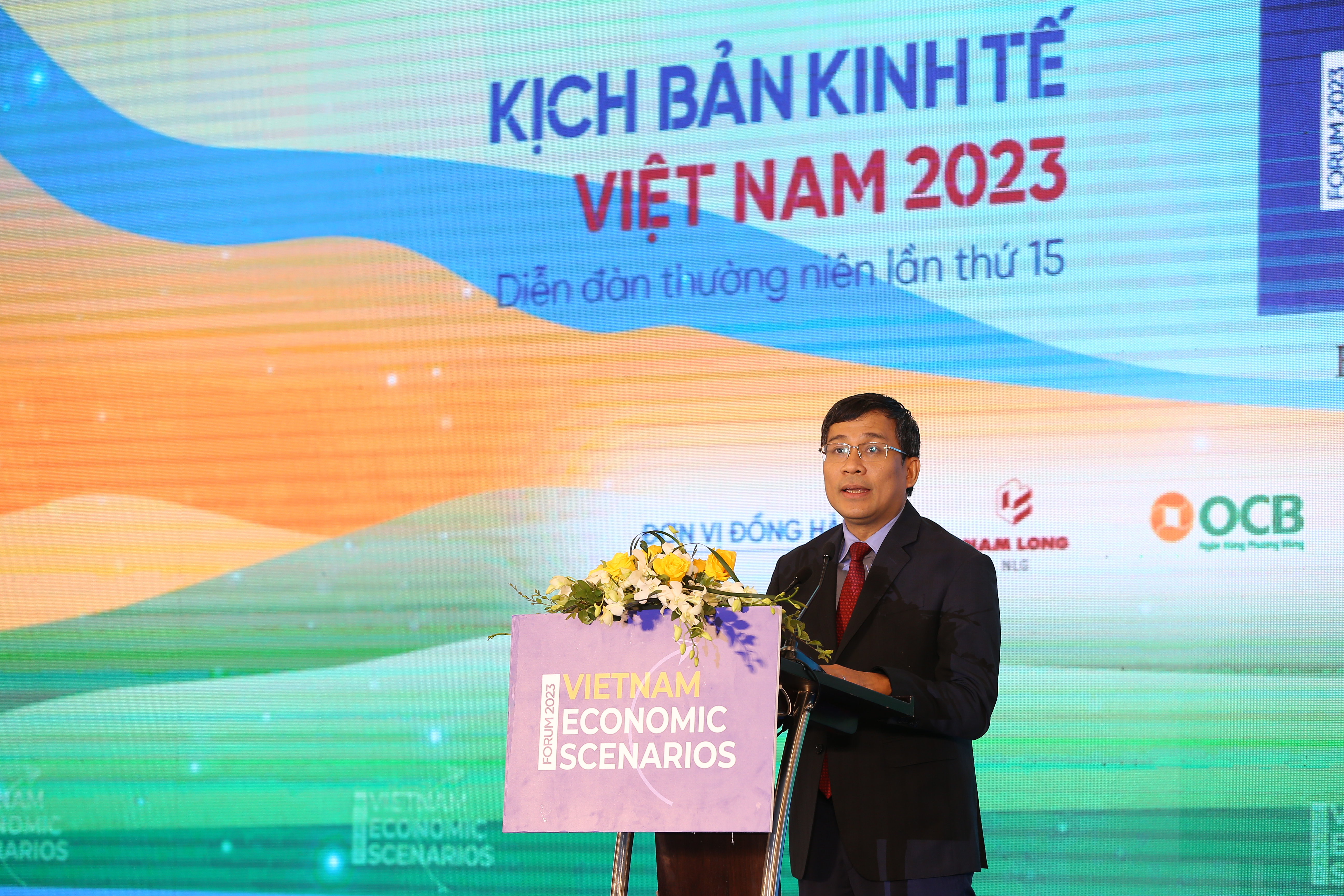 Thứ trưởng Thường trực Bộ Ngoại giao Nguyễn Minh Vũ nhấn mạnh,&nbsp;chủ đề của Diễn đ&agrave;n lần n&agrave;y l&agrave;&nbsp;&ldquo;Tối ưu nguồn lực, Vượt qua th&aacute;ch thức&rdquo; thực sự rất ph&ugrave; hợp với bối cảnh thế giới trong &ldquo;nguy&rdquo; c&oacute; &ldquo;cơ&rdquo; nhưng &ldquo;nguy&rdquo; nhiều hơn &ldquo;cơ&rdquo; hiện nay. Điều n&agrave;y thậm ch&iacute; c&ograve;n &yacute; nghĩa hơn một chủ đề, m&agrave; l&agrave; khẩu hiệu h&agrave;nh động rất thức thời cho tất cả c&aacute;c ng&agrave;nh v&agrave; doanh nghiệp.