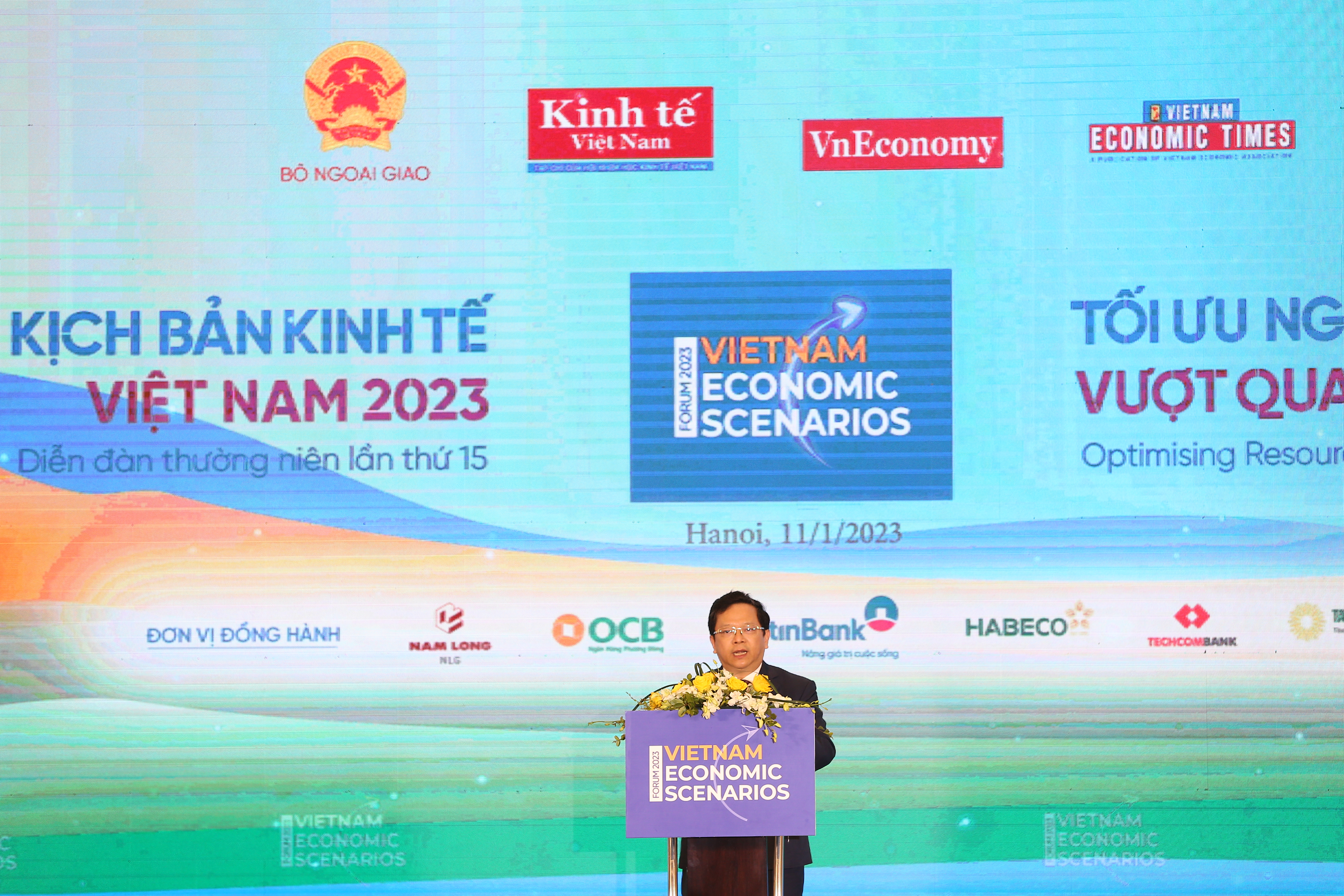 Theo ông Nguyễn Đức Hiển, Phó Trưởng Ban Kinh tế Trung ương, nhiều tổ chức quốc tế cũng dự báo tăng trưởng toàn cầu sẽ chậm lại, từ 2,2 – 2,5%, nhiều khu vực, quốc gia có nguy cơ rơi vào suy thoái. Những tác động đó sẽ ảnh hưởng đến nền kinh tế Việt Nam, từ thị trường tài chính tiền tệ cũng như các yếu tố khác.