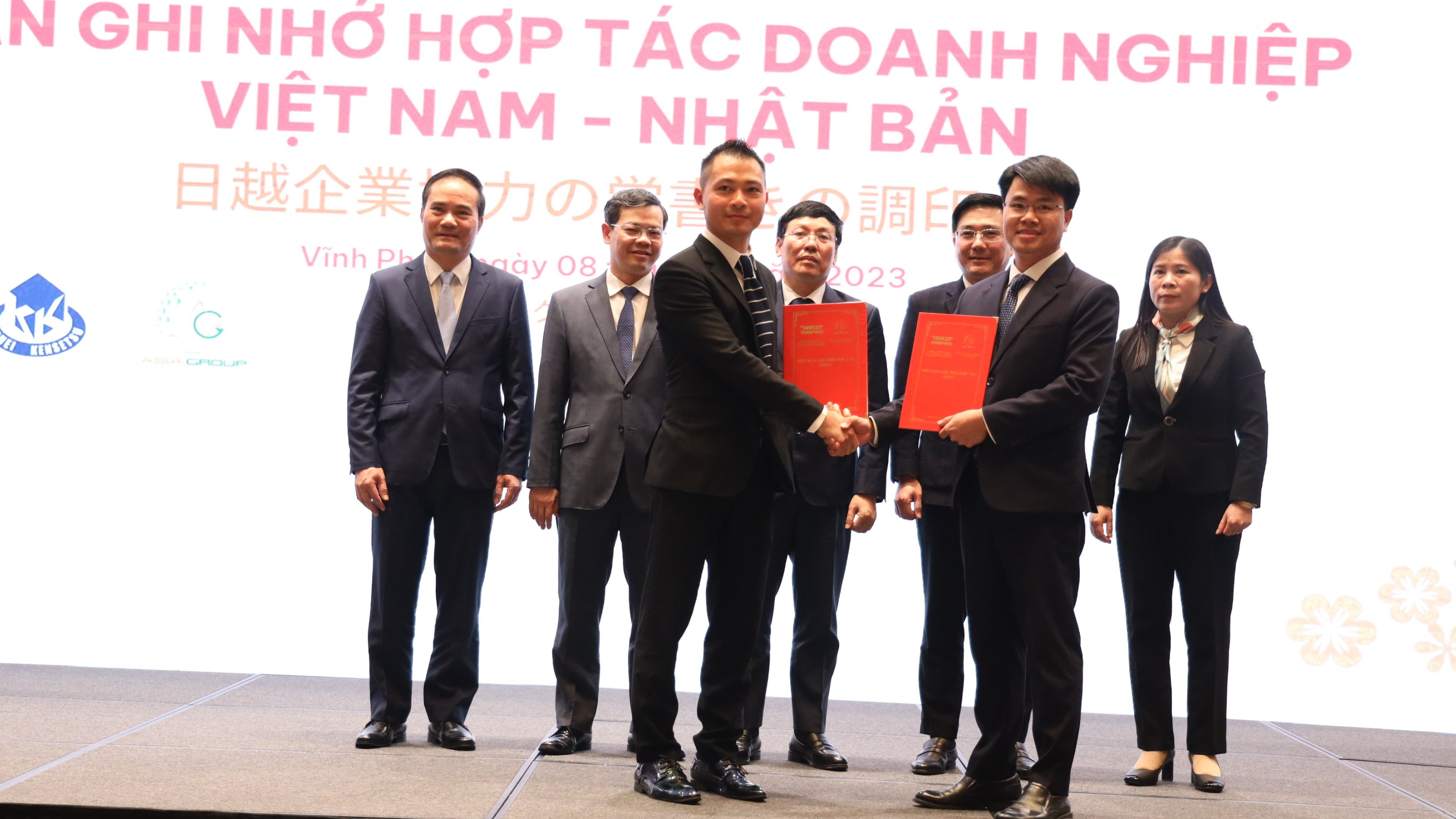 Trung tâm nghiên cứu xúc tiến đầu tư và hỗ trợ doanh nghiệp tỉnh Vĩnh Phúc và Công ty Á Châu Asia Group ký kết Biên bản ghi nhớ hợp tác trong lĩnh vực du lịch và đầu tư tại Hội nghị giao lưu, kết nối doanh nghiệp Việt Nam – Nhật Bản ngày 8/1/2023 dưới sự chứng kiến của Chủ tịch UBND Lê Duy Thành và Phó Chủ tịch UBND tỉnh Vũ Việt Văn.